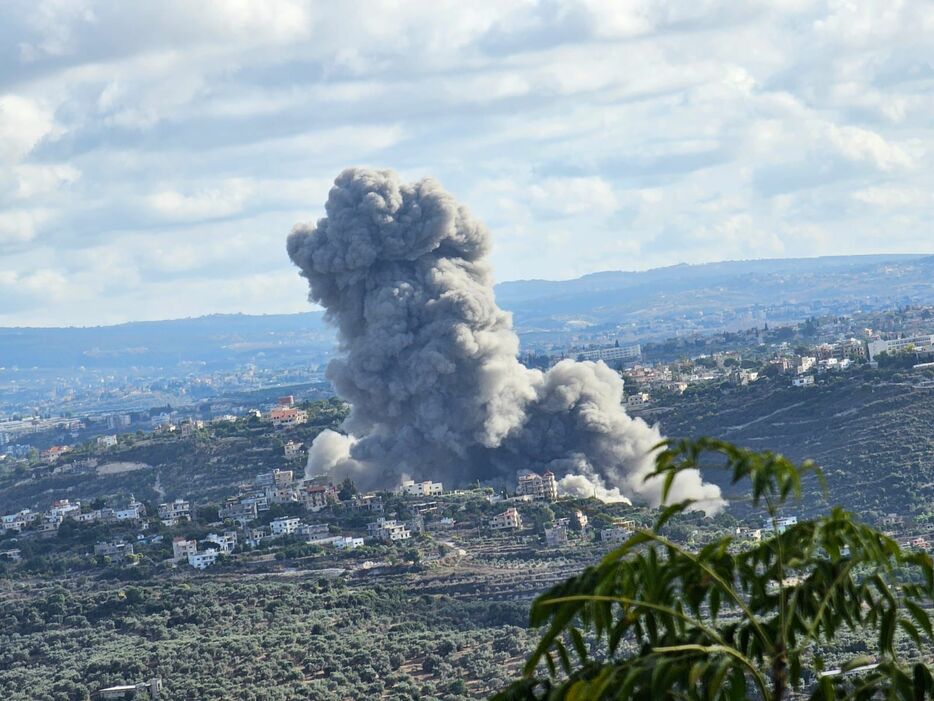 イスラエル軍の空爆後、上空に立ち上る煙＝19日、レバノン南部ティール（ゲッティ＝共同）