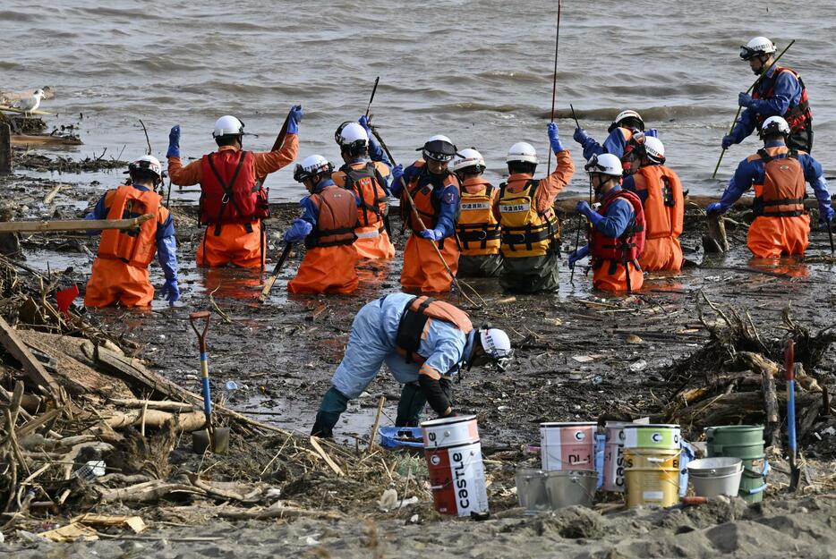 不明者の捜索が続く石川県輪島市の塚田川の河口付近＝28日午前