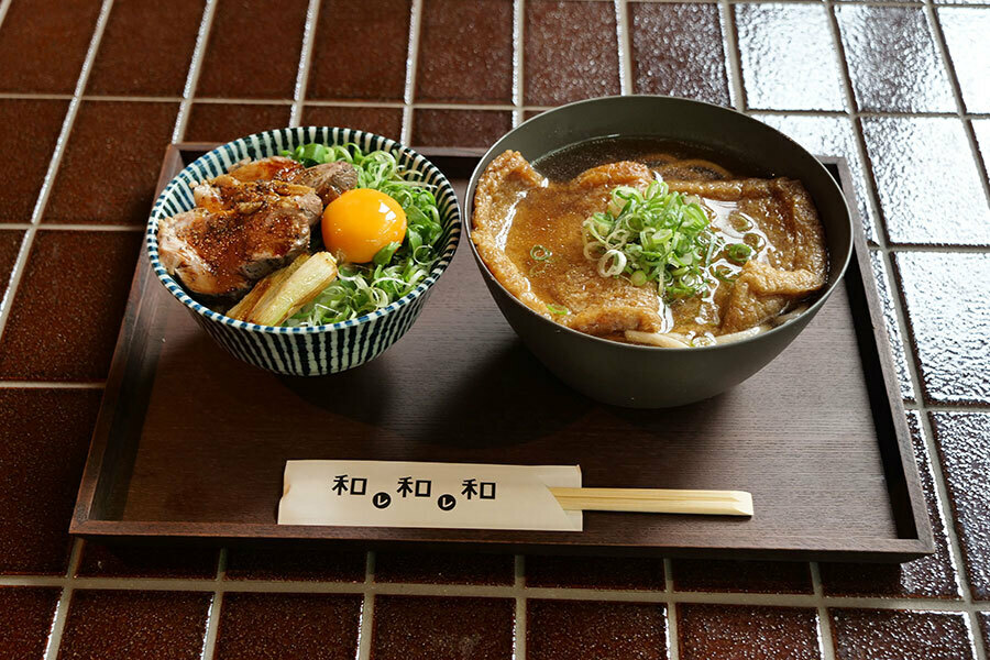 「嵯峨豆腐森嘉さんの大判きつねうどん（温）」と「京鴨てりたま丼」のセット