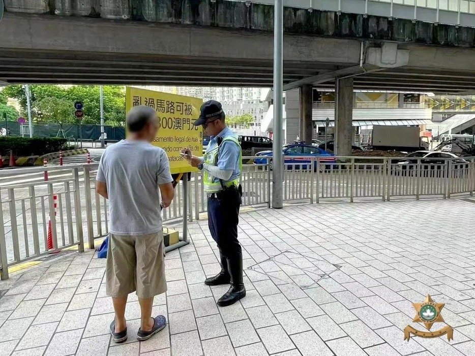 マカオ治安警察局が実施した歩行者の道路横断違反に対する取り締まりの様子＝マカオ半島・青茂イミグレーション施設付近（写真：マカオ治安警察局）