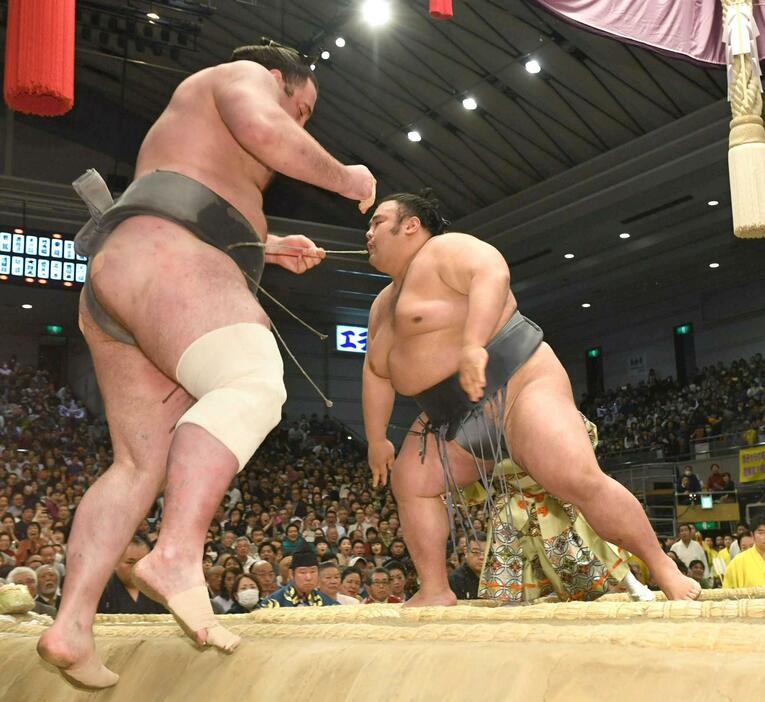 　２０１９年春場所千秋楽で、栃ノ心（左）を押し出しで破り１０勝目を挙げた貴景勝