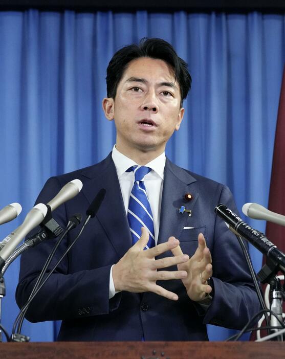 記者会見する自民党の小泉進次郎選対委員長＝30日午後、東京・永田町の党本部