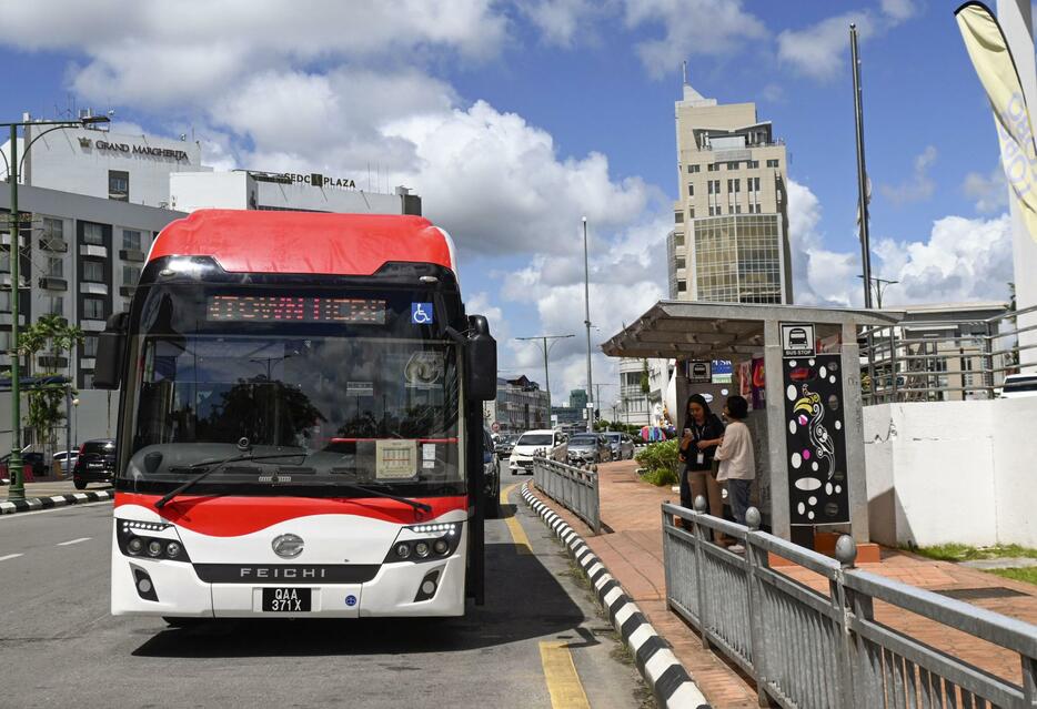 マレーシアのサラワク州クチンの町を走る水素燃料電池車の小型バス＝2024年6月（共同）