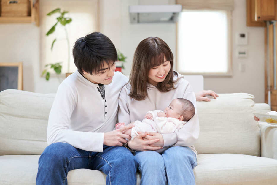 30代で婚活中ですが、子どもが生まれたら「専業主婦」になりたいです。相手の年収が「500万円」あれば大丈夫でしょうか？ 贅沢はしないので、同年代に求める年収の“最低限のライン”を知りたいです