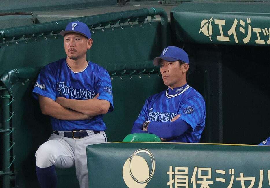 ベンチで戦況を見守るDeNA・三浦大輔監督＝甲子園球場（撮影・根本成）