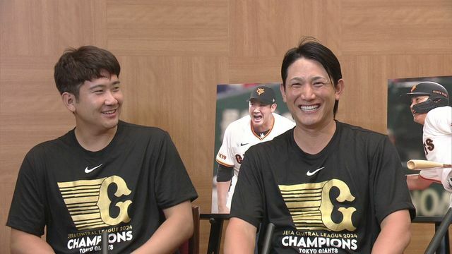 インタビューに答える巨人・菅野智之投手と小林誠司選手