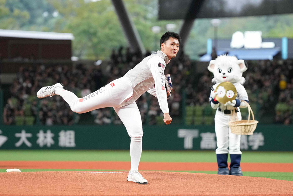 プロ野球・西武―ロッテ戦の開始前、セレモニアルピッチに登板したパリ五輪フェンシング金メダリストの松山恭助＝２９日、ベルーナドーム（西武球団提供）