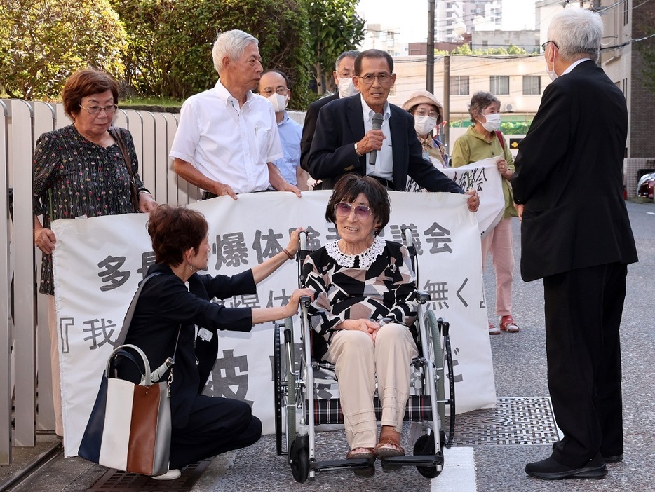 控訴状を長崎地裁に提出した原告団＝長崎市万才町、同地裁前