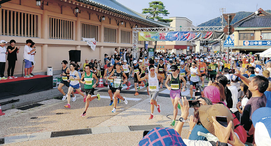 一斉にスタートを切るランナー＝加賀市山中温泉