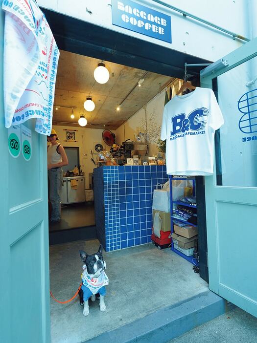 入り口では誰よりも先に、看板犬＆店のアイコン、ボストンテリアのペレがお出迎え。