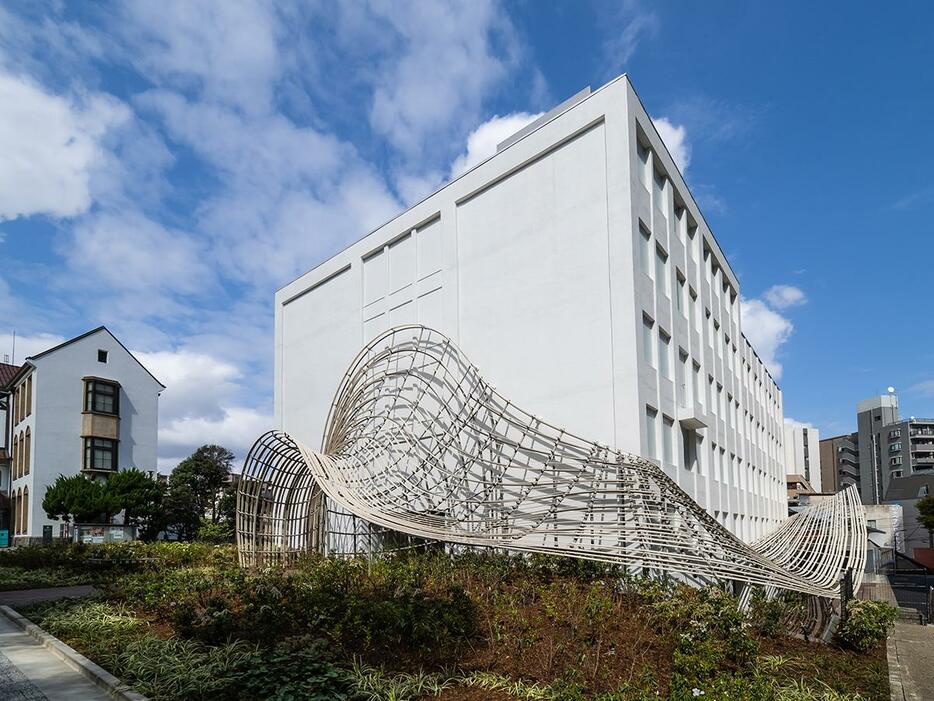 隈研吾さんが設計した施設の外観（写真提供：早稲田大学国際文学館）