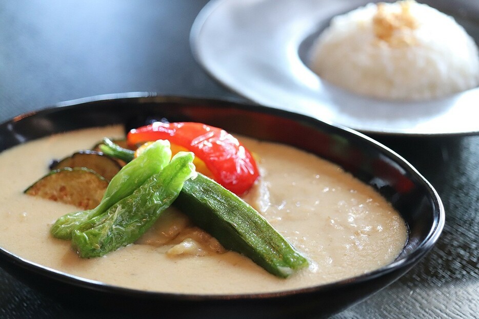 ▲ 夏野菜たっぷりの「グリーンカレー」4100円（税・サービス料込み）