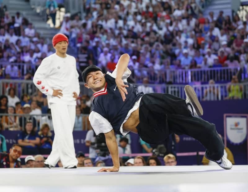 男子準決勝でカナダの選手と対戦する半井重幸（右）＝パリ（共同）