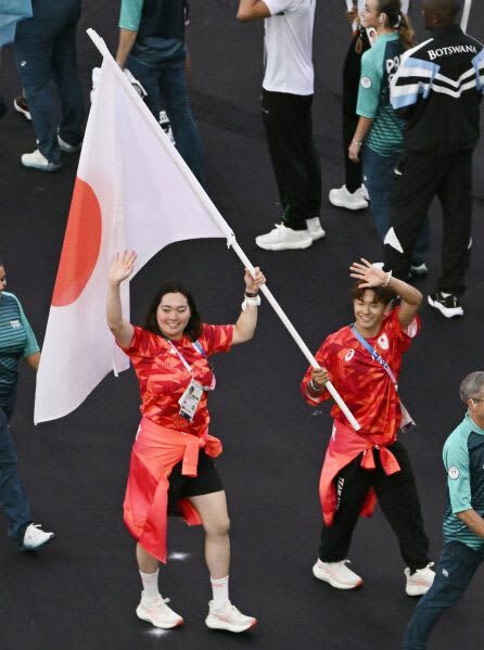 パリ五輪の閉会式で、日の丸を手に入場する旗手の半井重幸（右）と北口榛花＝パリ郊外（共同）