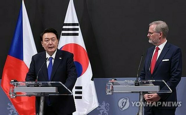 会談後、共同記者会見を行う韓国の尹大統領（左）とチェコのフィアラ首相＝20日、プラハ（聯合ニュース）