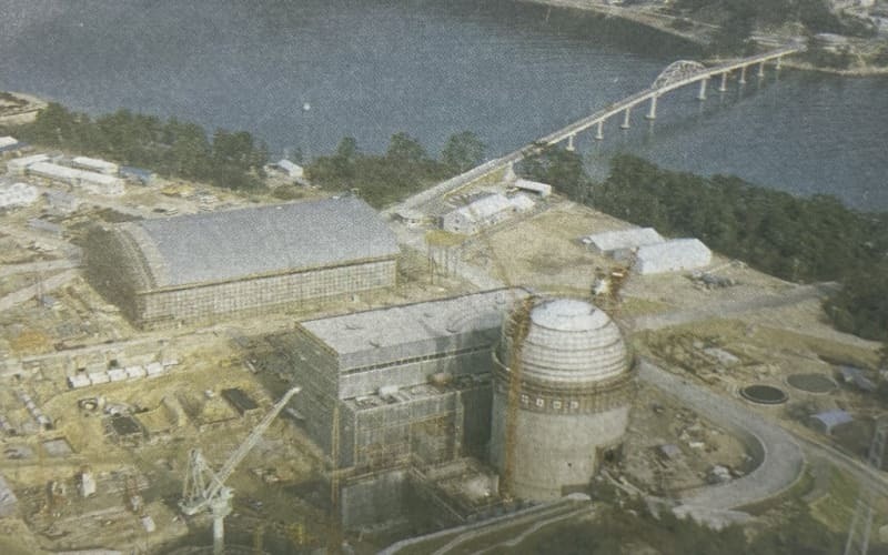 建設中の美浜原発１号機（資料提供：関西電力株式会社、関西電力広報誌「でんきニュース」１９９０年９月号より）