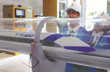 太原市で展示された「T-flight磁気浮上式鉄道」の模型（提供写真）。