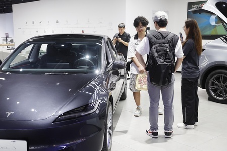 上海市にあるショッピングモールで展示されているテスラの「Model 3」（2024年8月3日撮影、資料写真）。