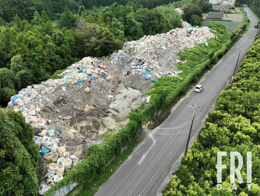 茨城県石岡市の道路沿いに広がる巨大なゴミの山。約8200㎡の敷地に、ビッシリと産業廃棄物が敷き詰められている