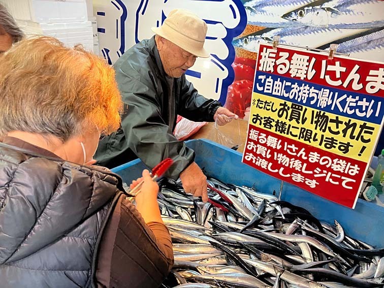 恒例の振る舞いサンマが今年もお目見え