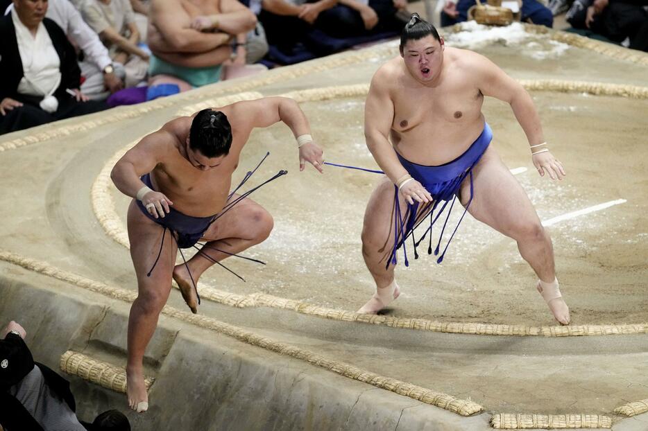 大相撲秋場所14日目、豊昇龍（左）を押し出しで破り、2場所ぶり2度目の優勝を決めた大の里＝21日、東京・両国国技館