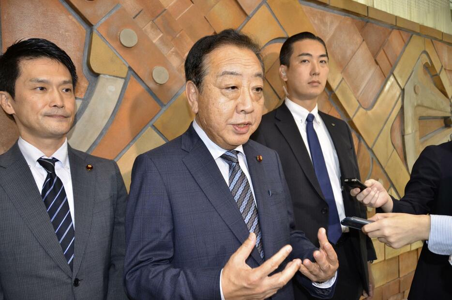 記者団の取材に応じる立憲民主党の野田代表（中央）＝30日午後、東京都内