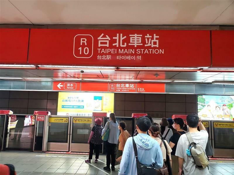 読みやすさに配慮しゴシック体に変更された駅名標＝台北メトロ提供