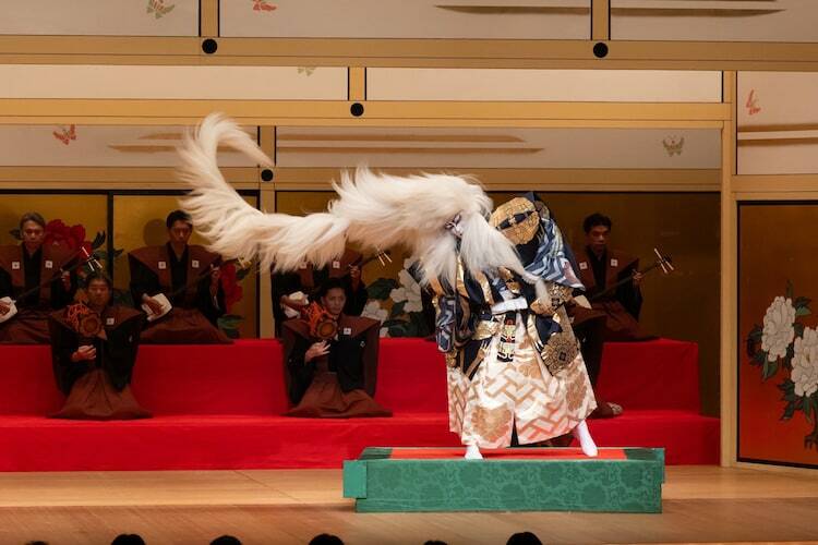 京都芸術劇場 春秋座 藤間勘十郎 芸術監督プログラム「新翔 春秋会」の「春興鏡獅子」より。（撮影：桂秀也）