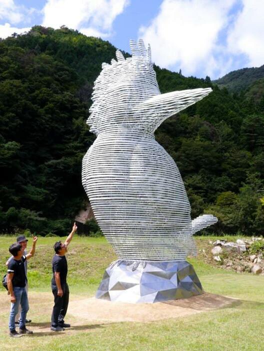 奥津振興センターにお目見えしたリョウさんの大型彫刻