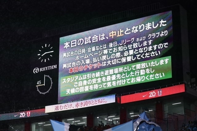 ８月24日の浦和対川崎はハーフタイムで中止になっていた。写真：梅月智史（サッカーダイジェスト写真部）