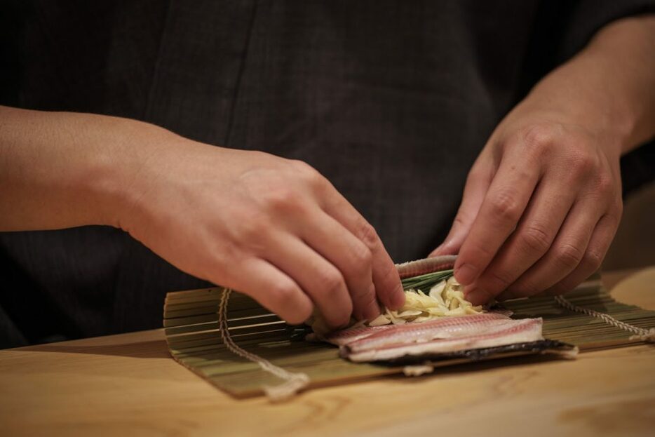 鰯、ガリ、ふくねぎ、大葉を海苔で巻く