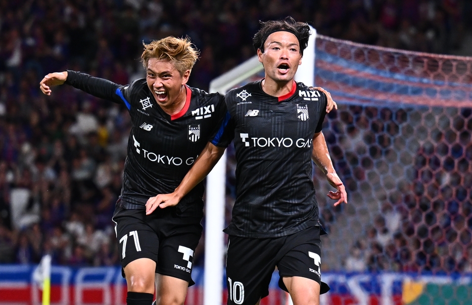 今季初先発でゴールを奪った東慶悟（右）と荒木遼太郎（写真◎J.LEAGUE）