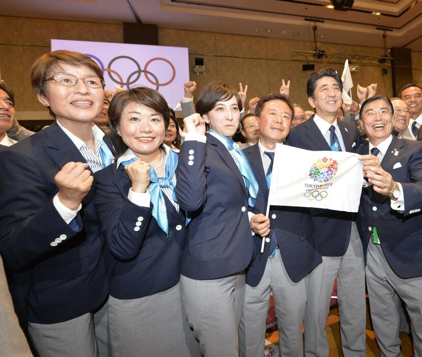 東京五輪招致が決まり、笑顔で写真に納まる荒木田裕子さん（左端）＝2013年9月、ブエノスアイレス（共同）