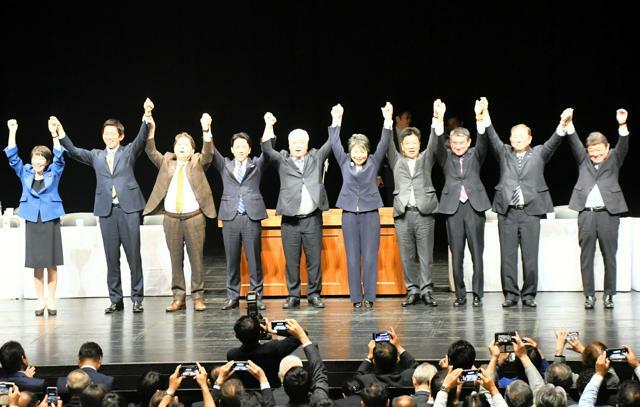 演説会の終わりには自民党総裁選の候補者らが壇上で手をつなぎ、「がんばろう」を三唱した=2024年9月18日午後7時11分、大阪市北区、岡純太郎撮影