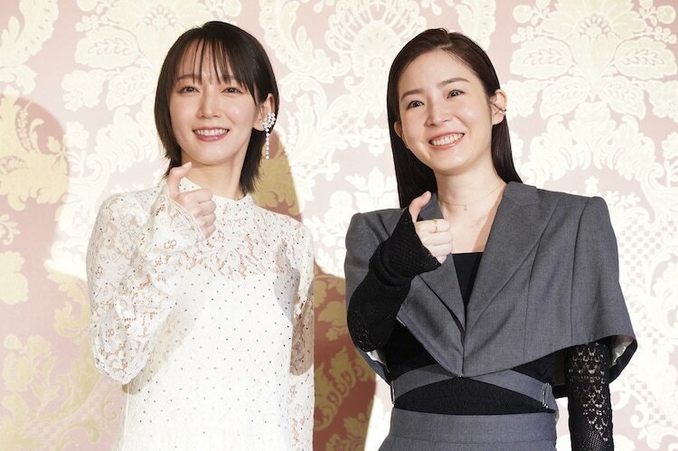 能登半島のハンドサインをアピールする吉岡里帆（左）、蓮佛美沙子（右）。