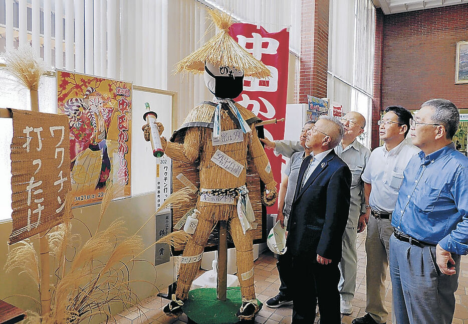 展示されたかかし＝高岡市役所