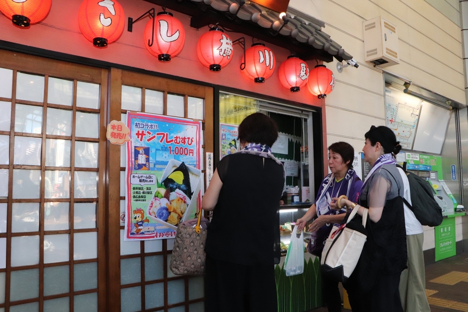 エディオンピースウイング広島での試合日に、むさし横川駅店で弁当を買うサポーター