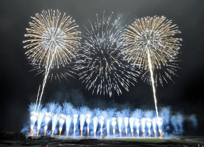 夜空を埋め尽くした大輪の打ち上げ花火