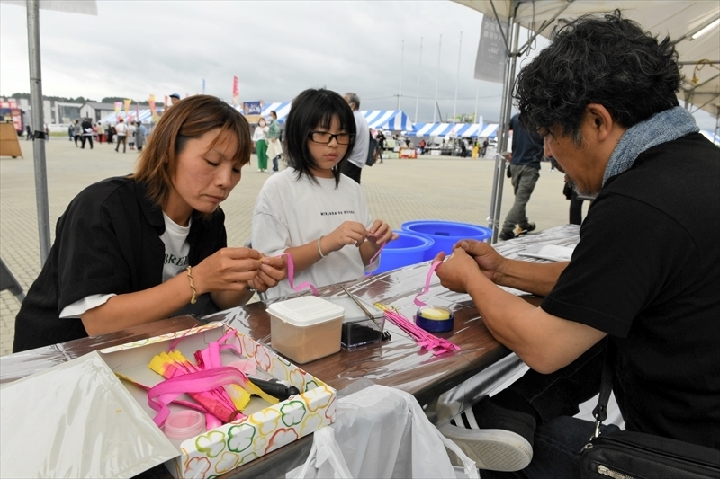 線香花火作りを体験する親子