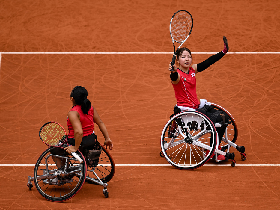 「パリ2024パラリンピック競技大会車いすテニス」（フランス・パリ）の女子ダブルスで決勝進出を決めた上地結衣（左）／田中愛美（三井住友銀行／長谷工コーポレーション）（Getty Images）