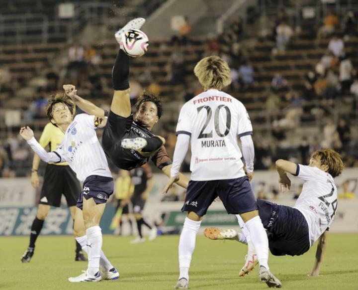 【愛媛FC―横浜FC】後半、空中でシュートを狙う愛媛・松田（左から2人目）＝ニンスタ（撮影・清家康尊）