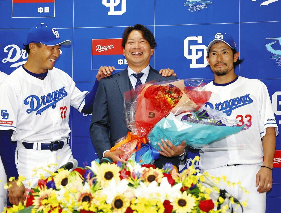 大野（左）や祖父江（右）から花束を受け取り笑顔を見せる