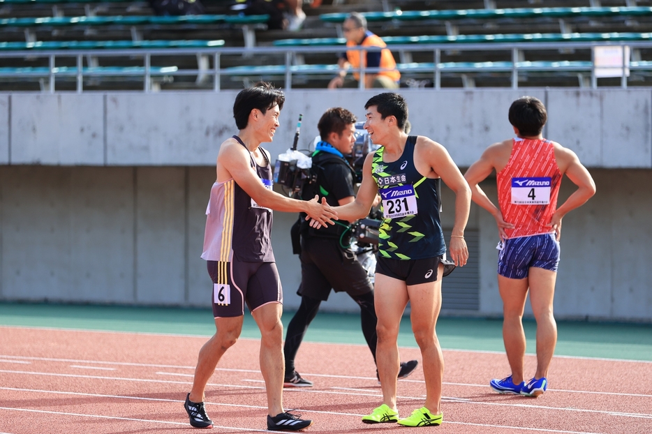 宇野と健闘を称え合う桐生