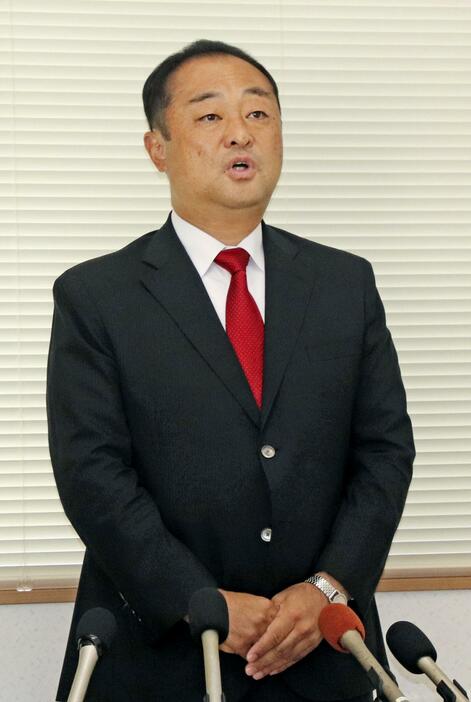 次期衆院選の出馬会見をする宮沢博行氏＝30日午前、静岡県磐田市