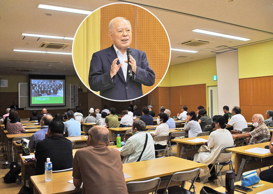 奄美群島日本復帰運動時の多くの写真が紹介された楠田哲久さん（円）の講演に耳を傾ける参加者ら＝31日、鹿児島県奄美市名瀬