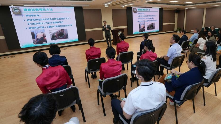 マカオ国際空港運営会社及びマカオ航空のフロントラインスタッフを対象にした研修会の様子（写真：マカオ司法管察局）