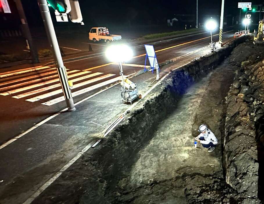 国道１０号改良に伴い出土した石庫の基礎跡（白っぽく見える部分）＝鹿児島市吉野町（市教育委員会提供）