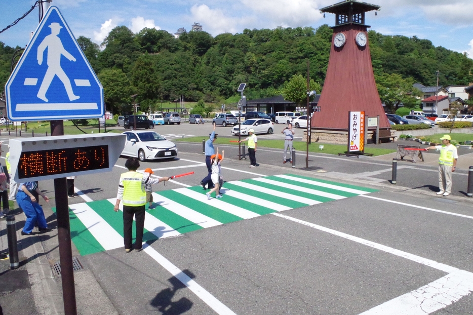 「横断あり」の文字が点滅する表示板（左）が設置された横断歩道＝9月12日、福井県大野市明倫町