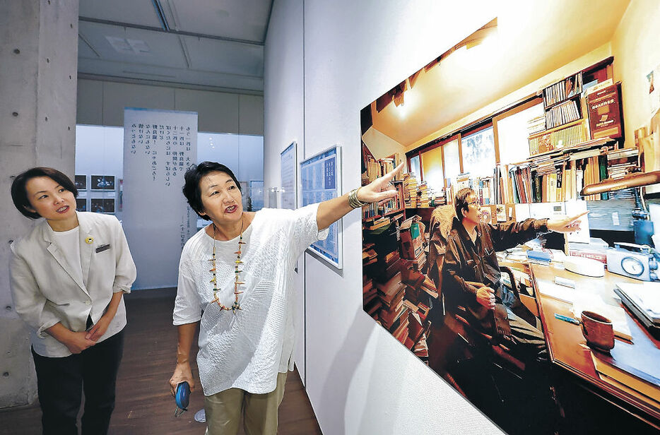 井上ひさしさんの写真パネルを見ながら思い出を語る妻ユリさん（右）＝富山市の高志の国文学館