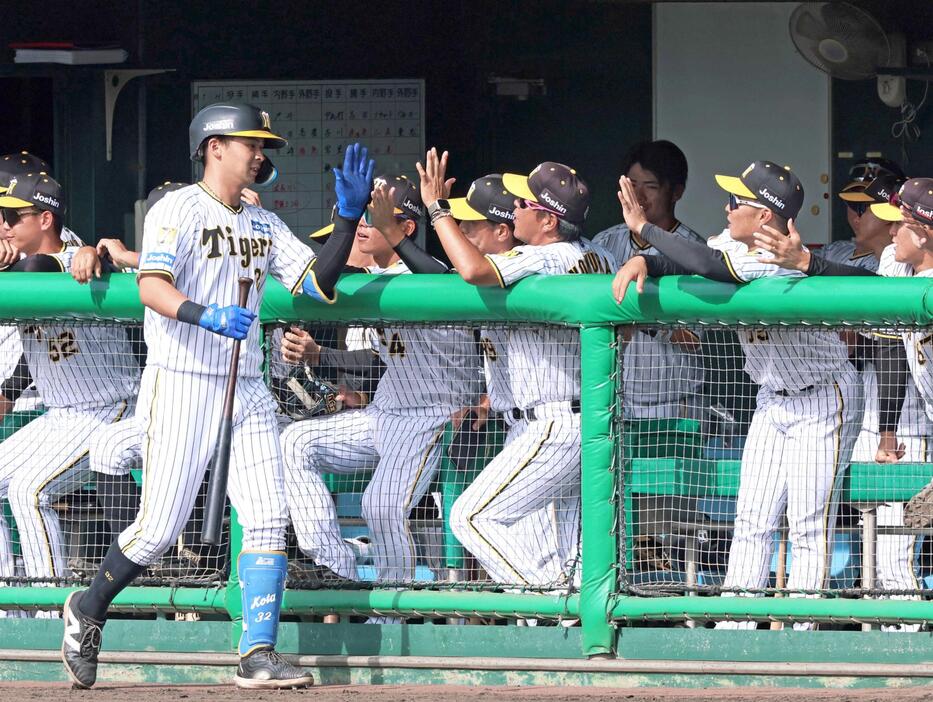 　５回、ソロを放ち、ナインに迎えられる井上（撮影・立川洋一郎）